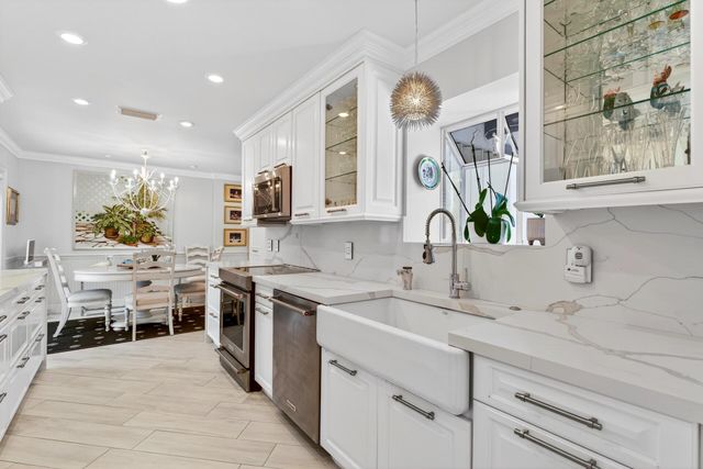 17 Villa Lane, Boynton Beach, FL 33436