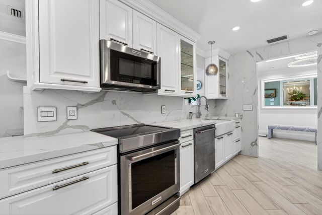 17 Villa Lane, Boynton Beach, FL 33436