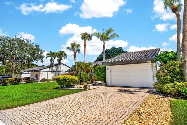 17 Villa Lane, Boynton Beach, FL 33436