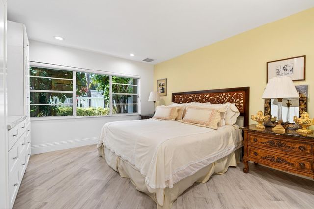 17 Villa Lane, Boynton Beach, FL 33436