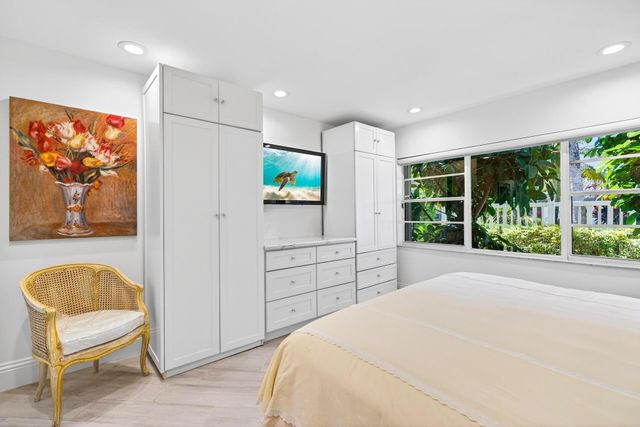 17 Villa Lane, Boynton Beach, FL 33436