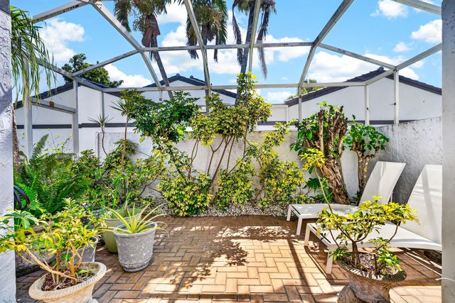 17 Villa Lane, Boynton Beach, FL 33436