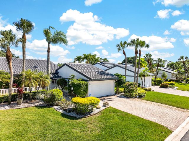 17 Villa Lane, Boynton Beach, FL 33436