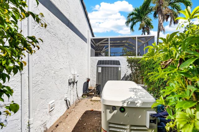 17 Villa Lane, Boynton Beach, FL 33436