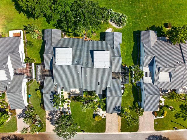 17 Villa Lane, Boynton Beach, FL 33436