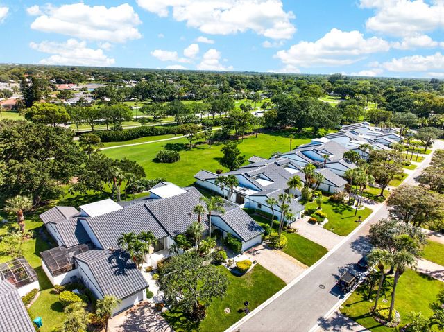 17 Villa Lane, Boynton Beach, FL 33436