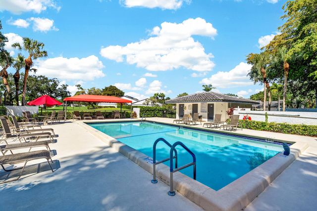 17 Villa Lane, Boynton Beach, FL 33436