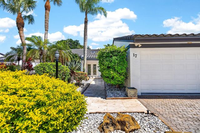 17 Villa Lane, Boynton Beach, FL 33436