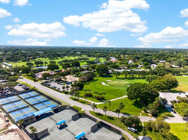 17 Villa Lane, Boynton Beach, FL 33436