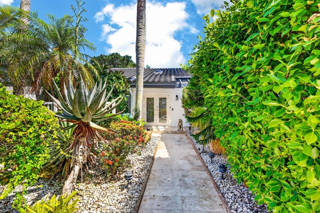 17 Villa Lane, Boynton Beach, FL 33436