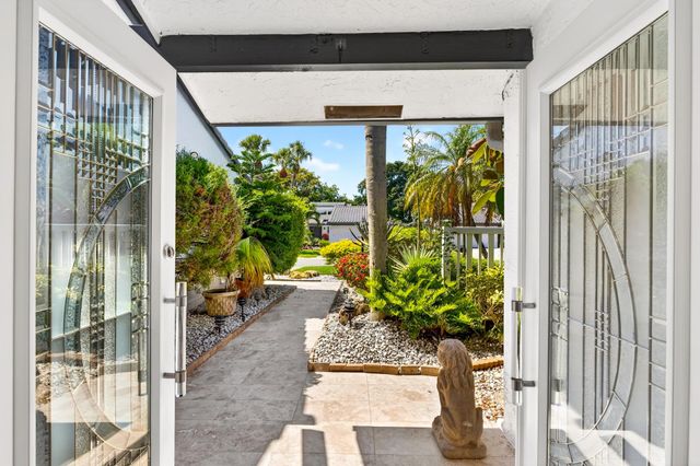 17 Villa Lane, Boynton Beach, FL 33436