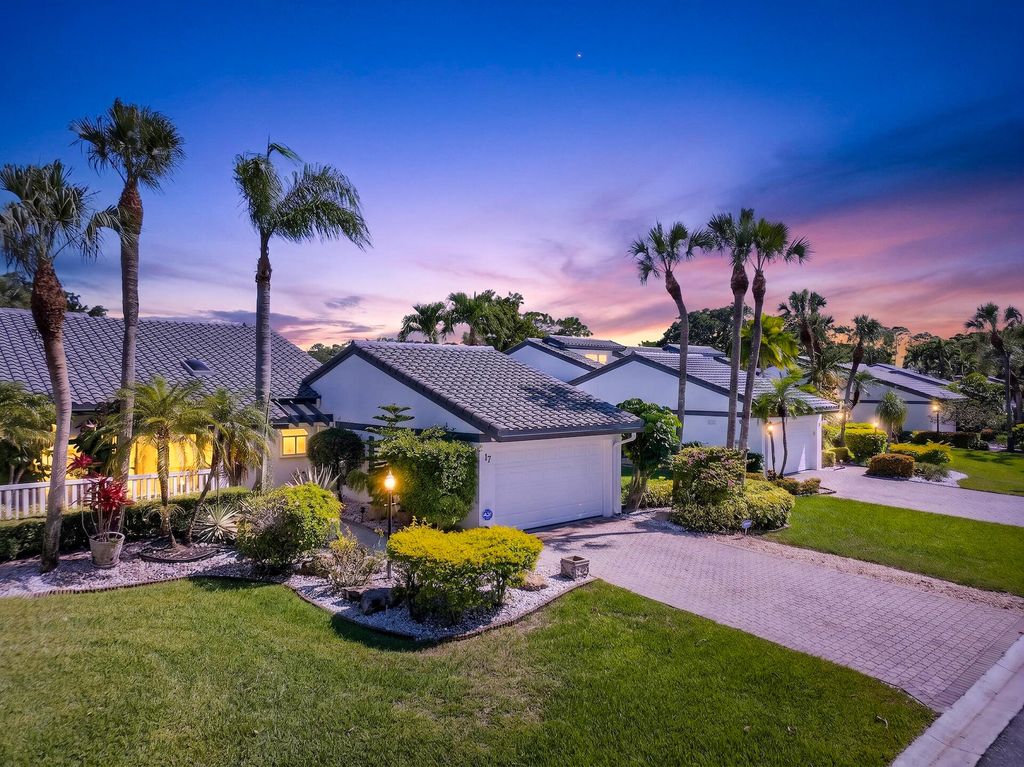 17 Villa Lane, Boynton Beach, FL 33436