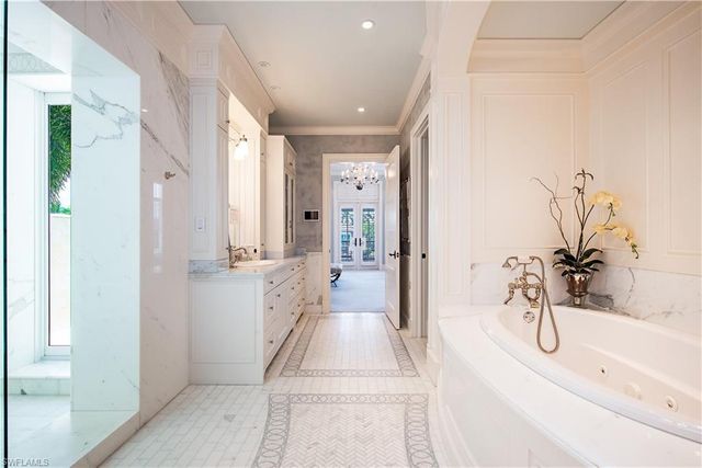 2001 4th ST S, Naples, FL 34102