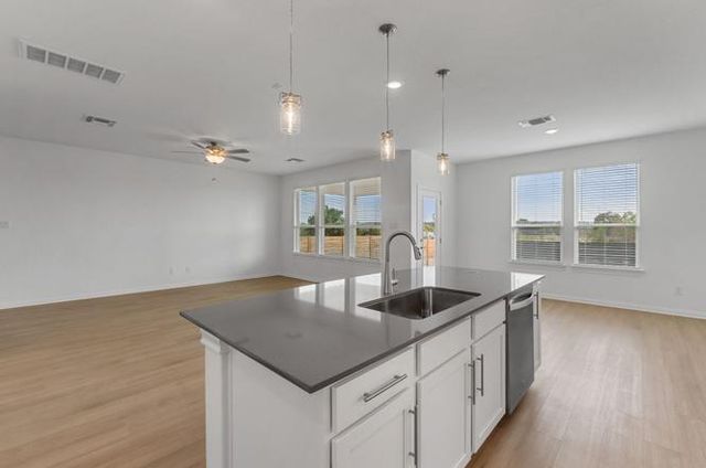 140 Inlet LN, Leander, TX 78641