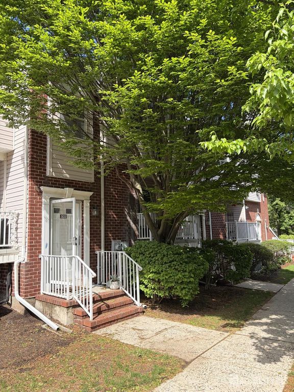 502 Great Beds Court, Perth Amboy, NJ 08861