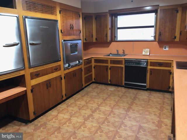 571 W SHERMAN AVE, Vineland, NJ 08360