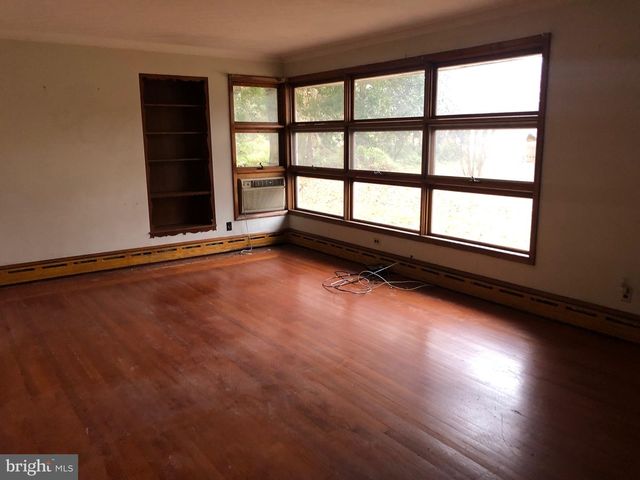 571 W SHERMAN AVE, Vineland, NJ 08360