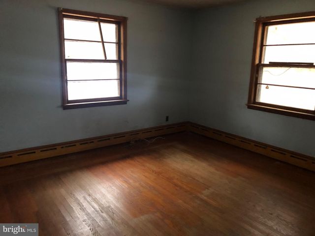 571 W SHERMAN AVE, Vineland, NJ 08360