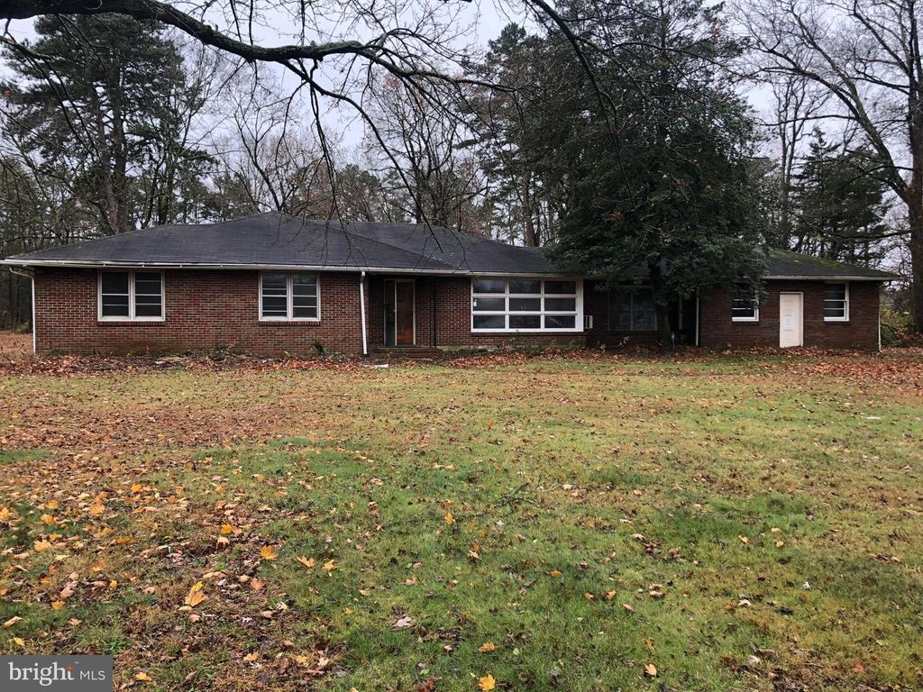 571 W SHERMAN AVE, Vineland, NJ 08360