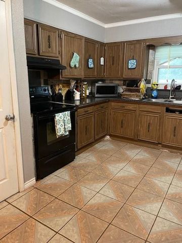 558 W Leblanc Street, Winnie, TX 77665