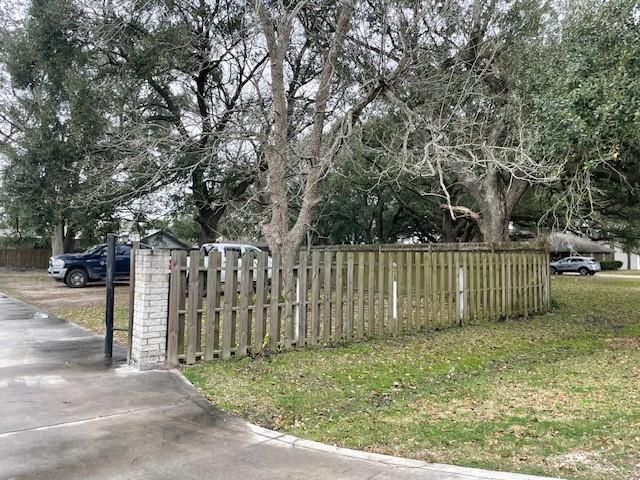 558 W Leblanc Street, Winnie, TX 77665