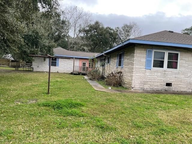 558 W Leblanc Street, Winnie, TX 77665