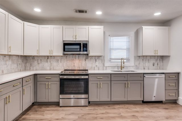 1023 Woodlawn Avenue, Dallas, TX 75208