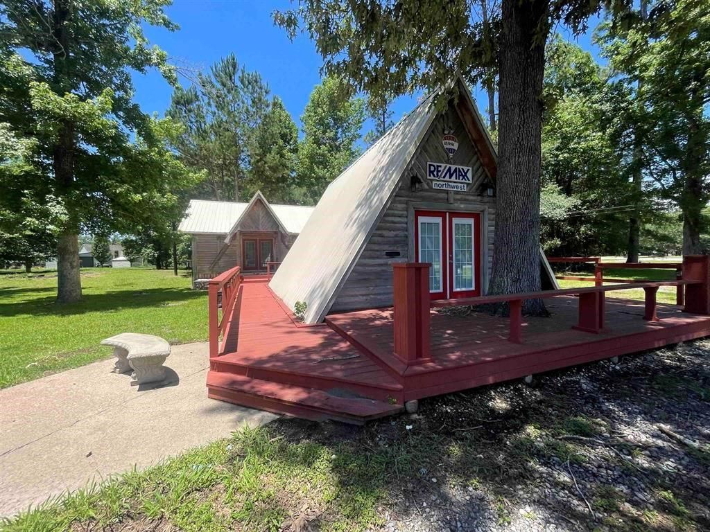 1008 Pinewood Boulevard, Sour Lake, TX 77659