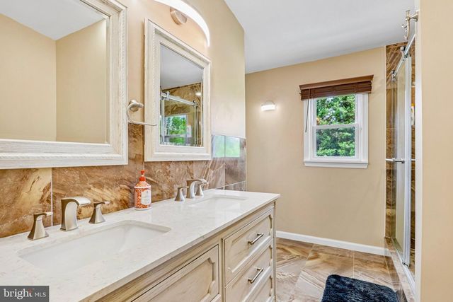 1090 CHEWS LANDING RD, Laurel Springs, NJ 08021