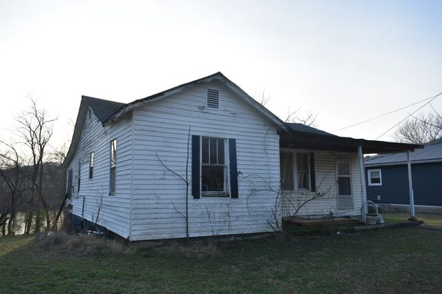 818 Upper Ferry Rd, Carthage, TN 37030