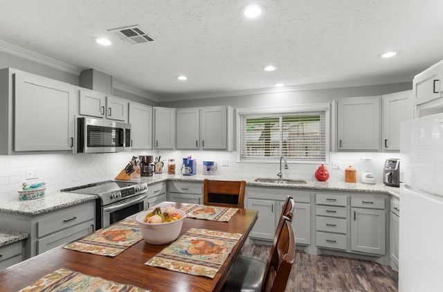 806 S Avenue O, Clifton, TX 76634