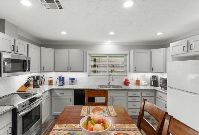 806 S Avenue O, Clifton, TX 76634