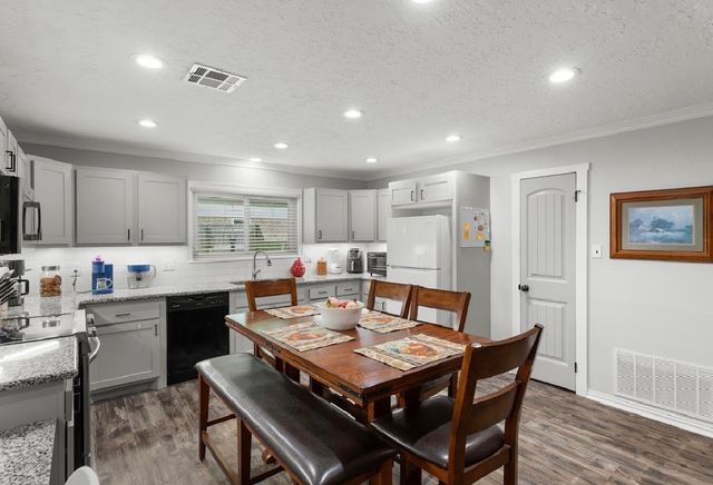 806 S Avenue O, Clifton, TX 76634