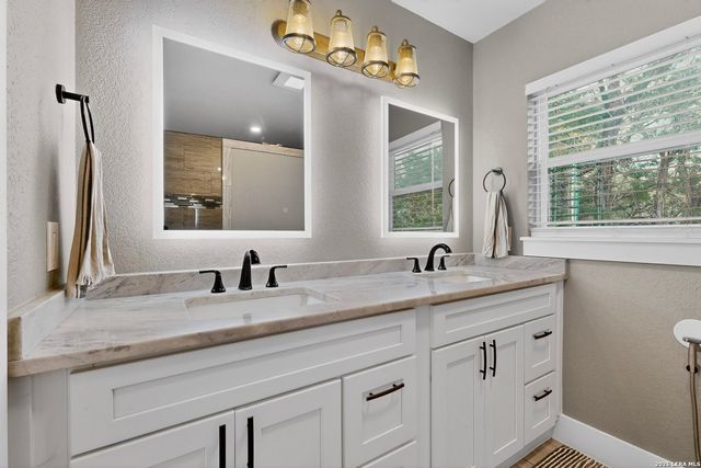 1070 TIMBERLANE DR, Canyon Lake, TX 78133