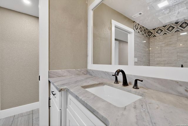 1070 TIMBERLANE DR, Canyon Lake, TX 78133