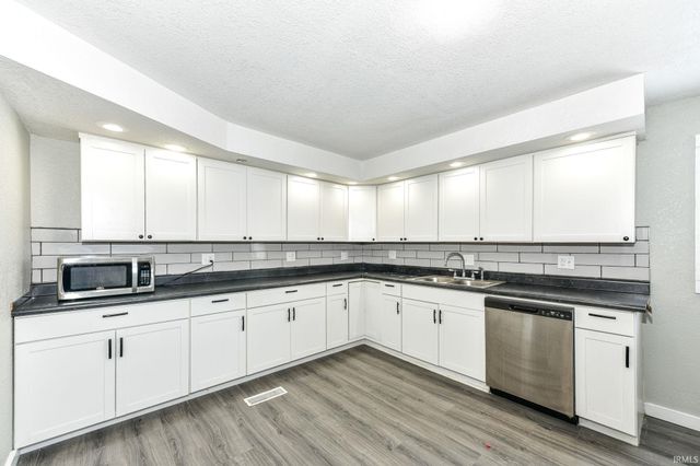 2336 N B Street, Elwood, IN 46036