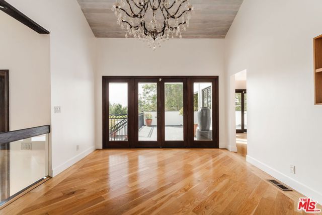 1355 Bobolink Place, Los Angeles, CA 90069