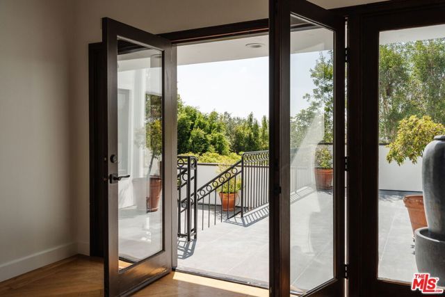 1355 Bobolink Place, Los Angeles, CA 90069