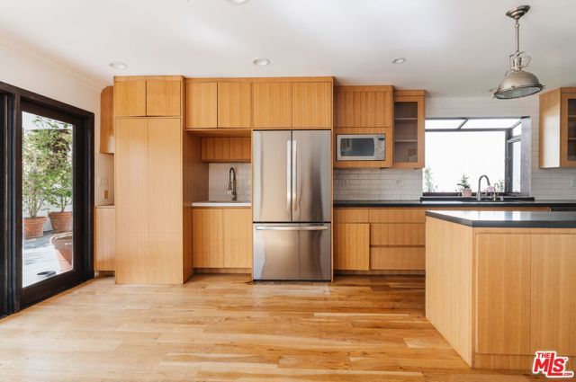 1355 Bobolink Place, Los Angeles, CA 90069