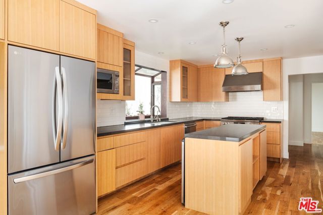 1355 Bobolink Place, Los Angeles, CA 90069