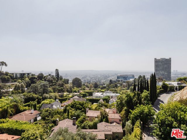 1355 Bobolink Place, Los Angeles, CA 90069