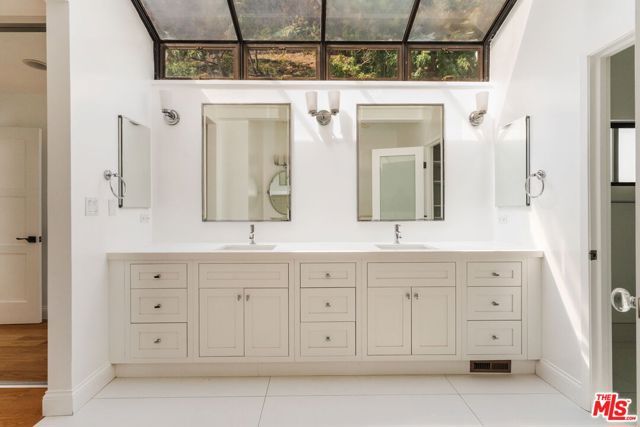 1355 Bobolink Place, Los Angeles, CA 90069