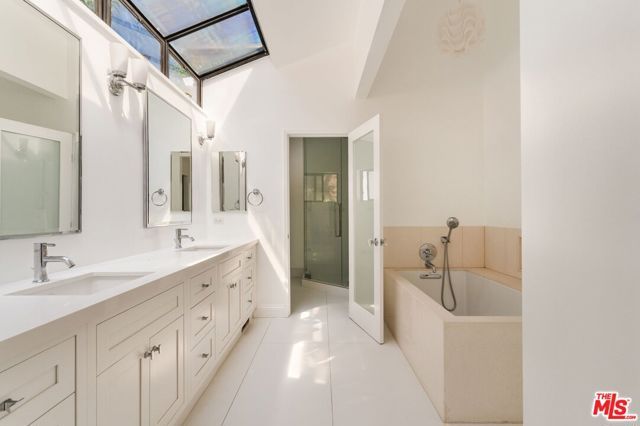 1355 Bobolink Place, Los Angeles, CA 90069