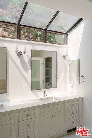 1355 Bobolink Place, Los Angeles, CA 90069