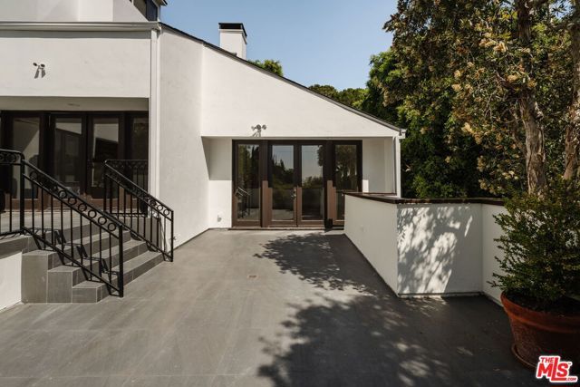 1355 Bobolink Place, Los Angeles, CA 90069
