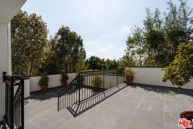 1355 Bobolink Place, Los Angeles, CA 90069