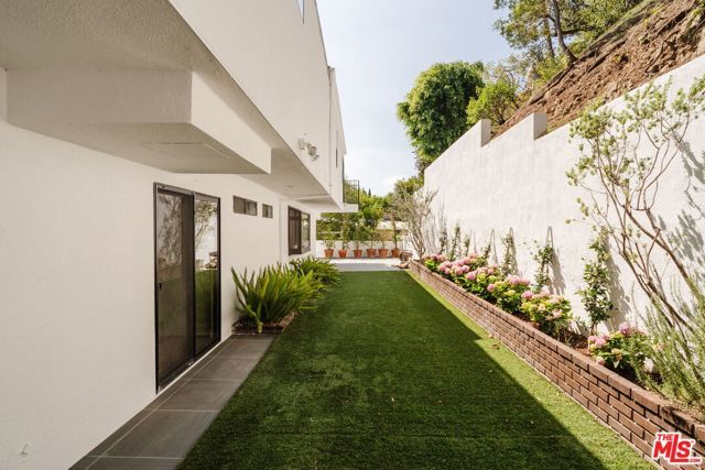 1355 Bobolink Place, Los Angeles, CA 90069