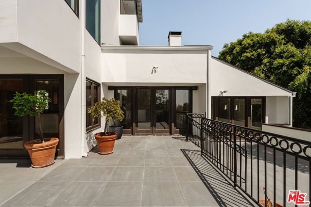 1355 Bobolink Place, Los Angeles, CA 90069