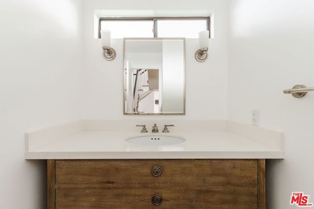 1355 Bobolink Place, Los Angeles, CA 90069