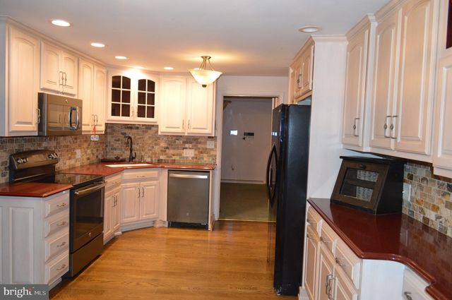 6605 WOODLAND DR, Spring Grove, PA 17362